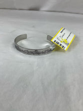 Load image into Gallery viewer, bracelet silv bangle w blk wave
